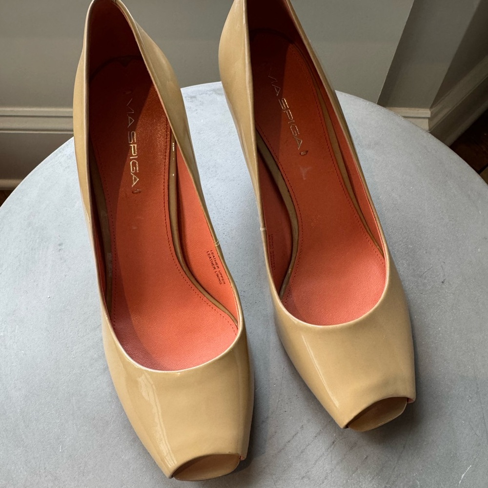 EUC Women’s Via Spiga Camel Patent Leather Heels 9